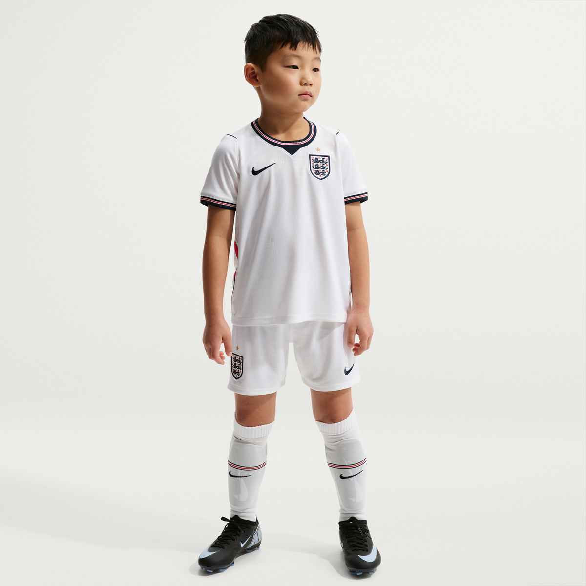 Nike England 2026 Stadium Home Younger Kids' Nike Football Replica 3-Piece Kit