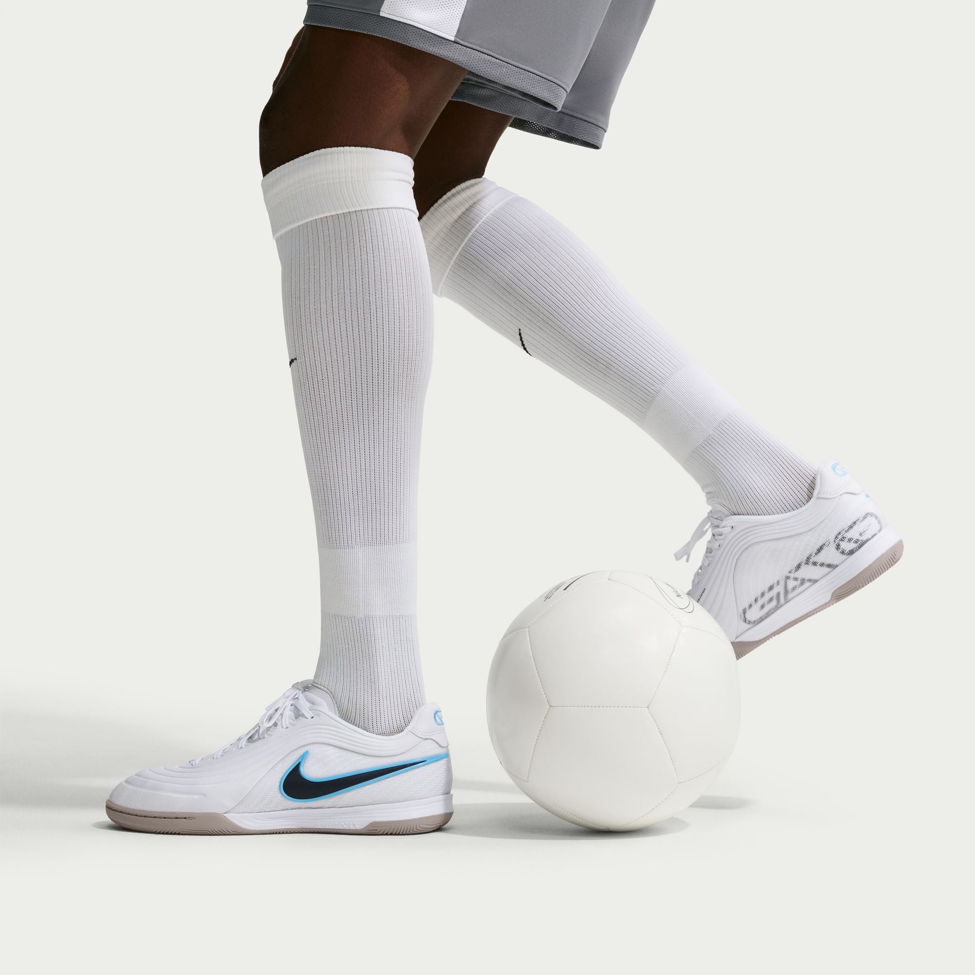 Nike Tiempo Reactgato Indoor/Court Low-Top Soccer Shoes